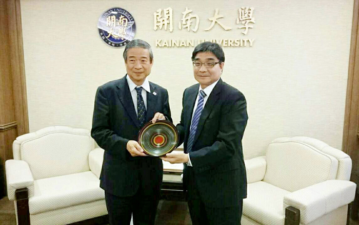 日本姊妹校德島文理大學致贈本校紀念品圖片