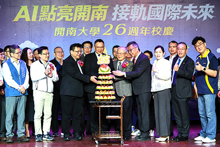 董事會、校友及師生代表共同切下生日蛋糕圖片