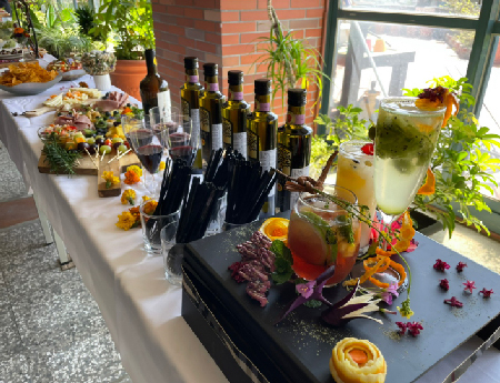 各項食物透過花形與擺盤,再搭配蜂蜜、薄荷、水果的飲料