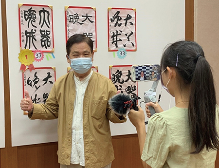 陳綠文老師頒發本次書法評選第一名圖片