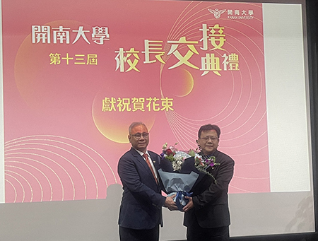 陳文甲副校長暨董事會主秘獻花給郭校長，期盼帶領開南迎向新局圖片