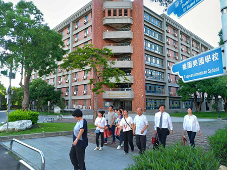 越南崇德語言學校考察團蒞校參訪_參觀學校圖片