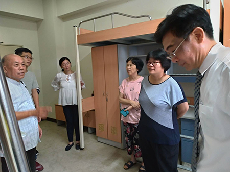 越南崇德語言學校考察團蒞校參訪_參觀宿舍圖片