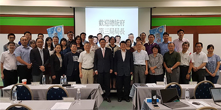 梁榮輝校長代表學校謝謝李局長特地來受訓的園區打氣圖片