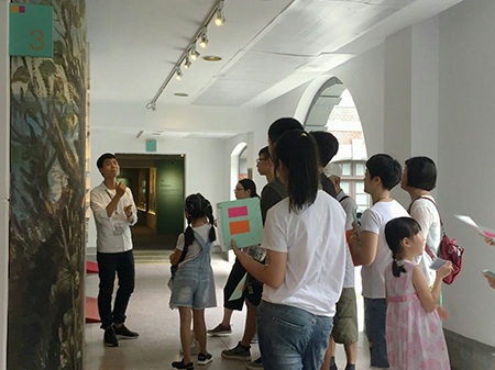 開南大學總統府導覽計畫豐收- 總統府李南陽局長感謝支持 延續計畫 嘉惠參訪民眾_觀光系同學進行導覽圖片