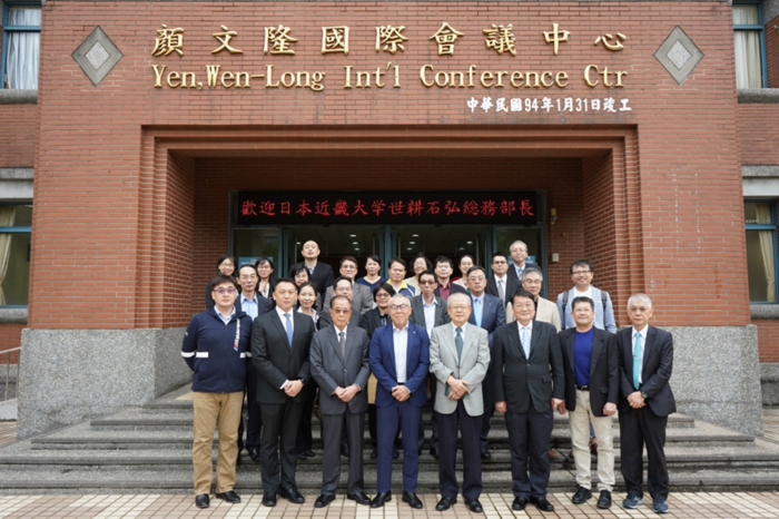 開南大學姐妹校_近畿大學世耕石弘總務部長蒞校演講_與創辦人、董事、校長於顏文隆會議廳前合影圖片