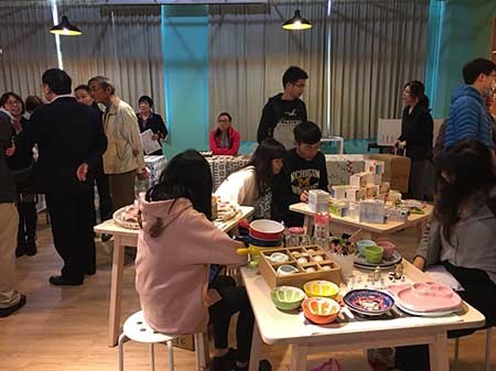 本校三創基地揭幕 把愛意「推銷」出去_創意市集的快閃銷售圖片