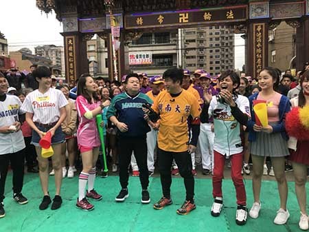 棒球隊熱情參與民視綜藝大集合節目_主持群圖片