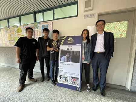 開南電影系得獎團隊與院長於系辦合影圖片
