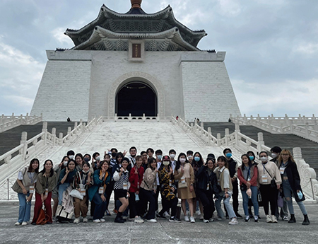 外籍大一新生也造訪了台北中正紀念堂