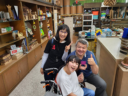 陳信嘉老師(右)、侯羽岑（中）與同學蘇莉蓉在創作教室合影圖片
