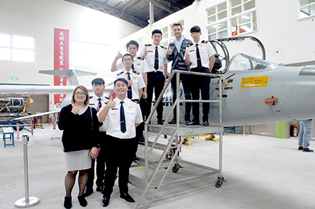 What is your dream job? 開南大學奧地利交換學生 開創高中生國際新視野_參觀航空館合影圖片