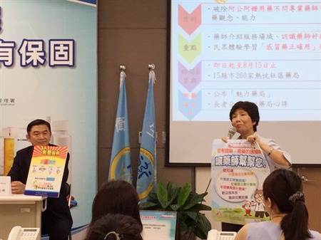 開南大學守護「厝邊頭尾」安全用藥 教導阿公阿嬤逛藥局圖片
