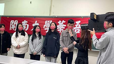 外籍學生們以短劇方式表演,高歌「我的未來不是夢」