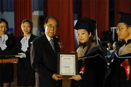 繼往開來育夢想 開南大學106畢業典禮_林清波創辦人頒獎圖片