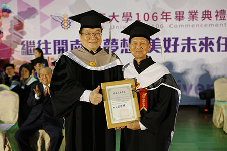 繼往開來育夢想 開南大學106畢業典禮_校長頒獎圖片