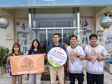 黃聰閔老師（右2）帶領學生與主辦單位合影