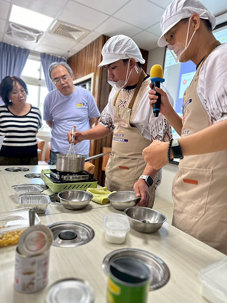 學生現場示範廚藝