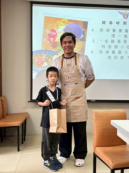 國際學生示範完與參觀者互動合影
