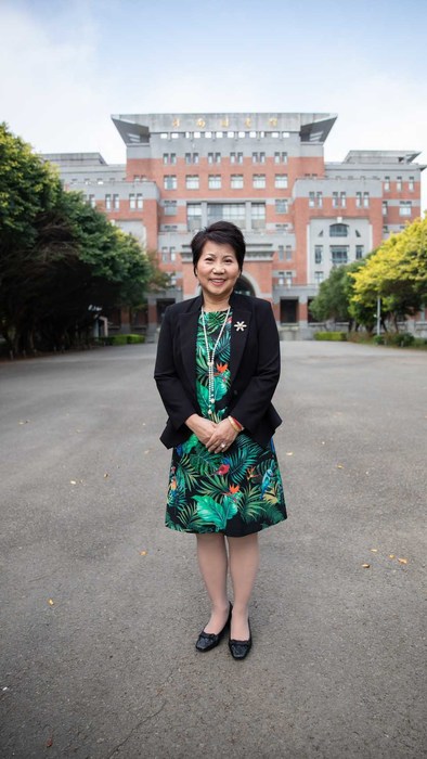 林校長在環境優美的開南大學校園留影圖片