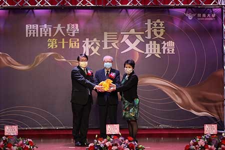 第十任交接典禮,由葉董事長監交(左為梁榮輝校長,右為新任林玥秀校長)圖片