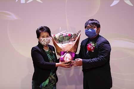 學生會長贈花予林校長圖片