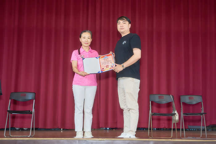 陳則綸桃園市籃委會副主任委員頒發感謝狀給開南大學,由藍孝勤副校長代表接受