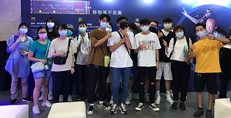 在展場整體規劃的說明圖前先來張大合照圖片