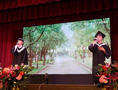 開南大學20週年校慶暨109年畢典活動竹蜻蜓飛翔 滿滿祝福留回憶_畢業生獻唱