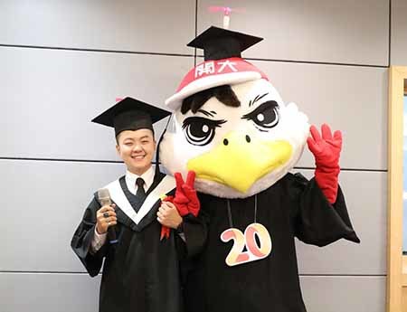 開南大學20週年校慶暨109年畢典活動竹蜻蜓飛翔 滿滿祝福留回憶_開南大學吉祥物小鷹與主持人合影