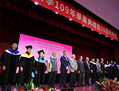 開南大學20週年校慶暨109年畢典活動竹蜻蜓飛翔 滿滿祝福留回憶_畢業生向師長行感恩禮