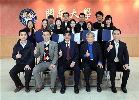 林俊彥校長頒發2015年秋季班大陸交換生研習證明圖片