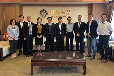 大陸南通大學至本校進行交流訪問_梁校長向參訪團說明本校特色及發展現況圖片