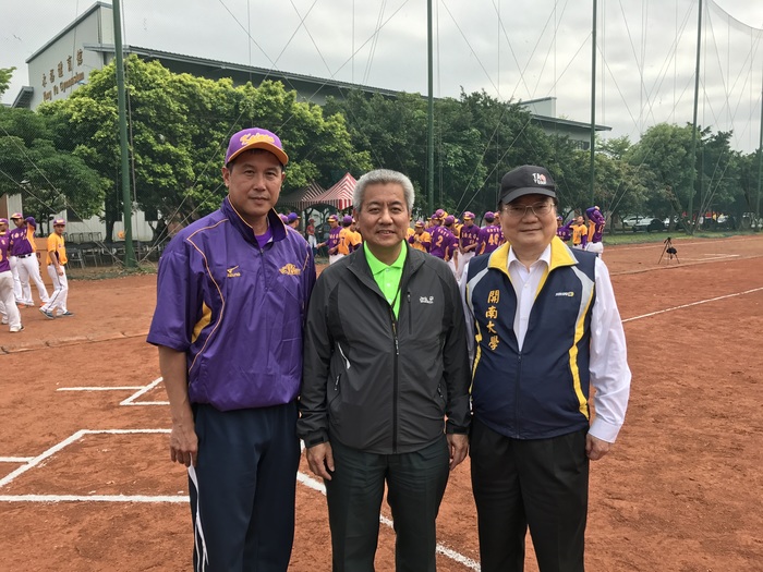106年桃竹苗明日之星青棒錦標賽_校長與總教練郭李建夫合影圖片