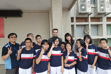 開南大學國際文化交流創舉-治平高中千人體驗奧地利舞_交換生克里斯托夫與治平高中學生合影圖片
