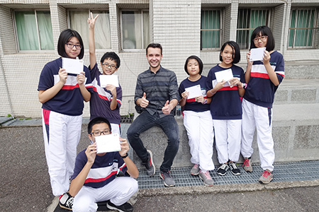 開南大學國際文化交流創舉-治平高中千人體驗奧地利舞_同學開心參與圖片