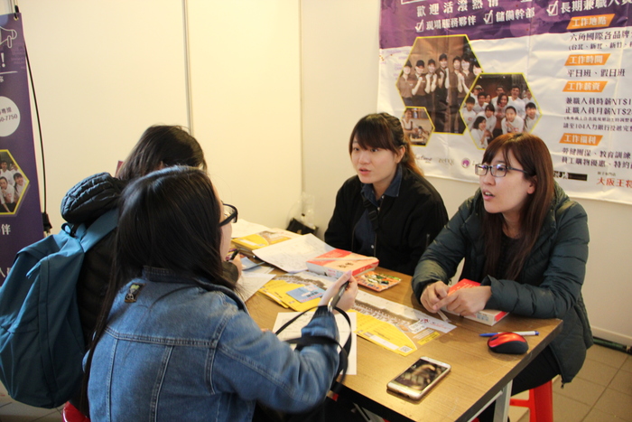 2017開南大學校園徵才博覽會-開元日月明，南飛龍門前_參與人員詢問相關事宜圖片