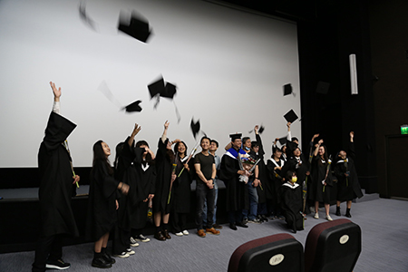 電影與創意媒體學系畢業展《在8倒以後》_電影系大四同學穿著畢業服合影