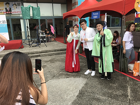 文化傳情 開南大學國際文化節拉起友誼橋樑_ 穿傳統服裝感受各國民俗風情圖片