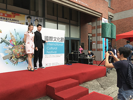文化傳情 開南大學國際文化節拉起友誼橋樑_學生穿著自己國家的傳統服裝表演圖片