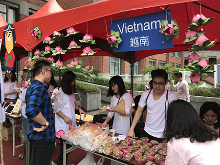 文化傳情 開南大學國際文化節拉起友誼橋樑_各國美食攤圖片
