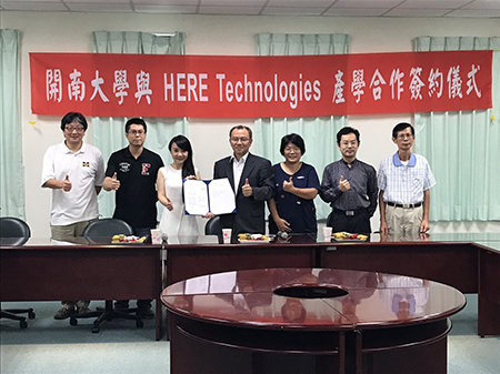 觀光運輸學院與HERE Technologies簽訂實習合作計畫_產學合作簽約儀式圖片