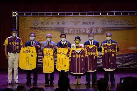 郭李建夫總教練致贈冠名球衣予貴賓圖片