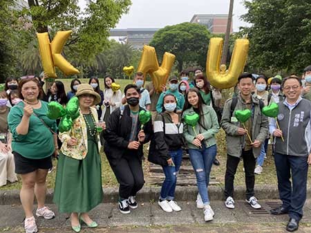左二林玥秀校長特別裝扮右一為桃園市政府觀光局長楊勝評開心與現場同學合影圖片