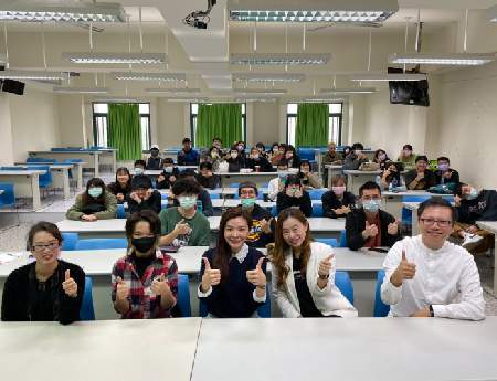 禹安與師生共同合影,右一 開南大學資訊與人文社會學院院長劉季綸, 右二 開南大學電影系楊可凡講師