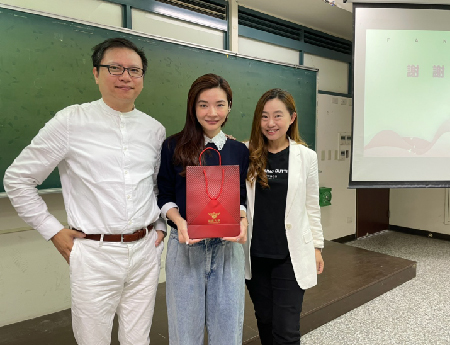 劉院長致贈感謝狀及禮品,左一 開南大學資訊與人文社會學院院長劉季綸, 右一 開南大學電影系楊可凡講師
