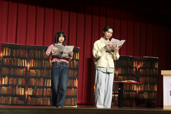 越南學生阮清維(右)和杜氏華飾演年輕版男女主角,演技精湛,表現亮眼