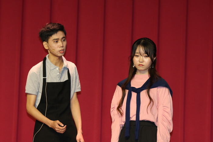 越南學生鄧錦源(左)和日本學生大野梨梨香飾演中年版男女主角,兩人表演細膩,情感內斂