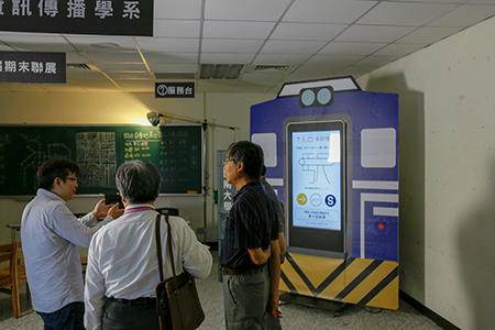 資訊學院舉行資訊週及教學成果展 藉由作業觀摩提升學生實力_參觀4K專業電腦教室圖片