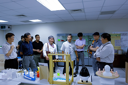 資訊學院舉行資訊週及教學成果展 藉由作業觀摩提升學生實力_葉耀明院長帶領委員參觀圖片
